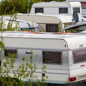 Wohnwagen stehen auf einem Campingplatz in Nordfriesland.