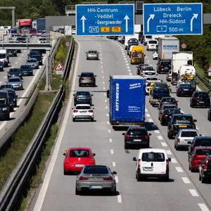 Autos auf der Autobahn A1 in Richtung Norden zwischen dem Kreuz Hamburg-Süd und Stillhorn