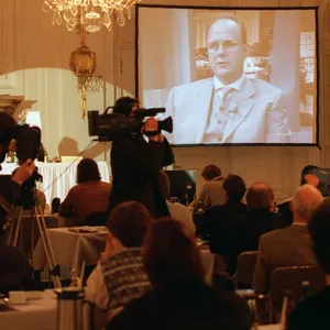Jürgen Harksen lässt 1995 sich per Satellit zu einer Pressekonferenz in Hamburg zuschalten – nachdem er Promis um Millionen geprellt hatte, war der Hochstapler nach Südafrika geflohen.