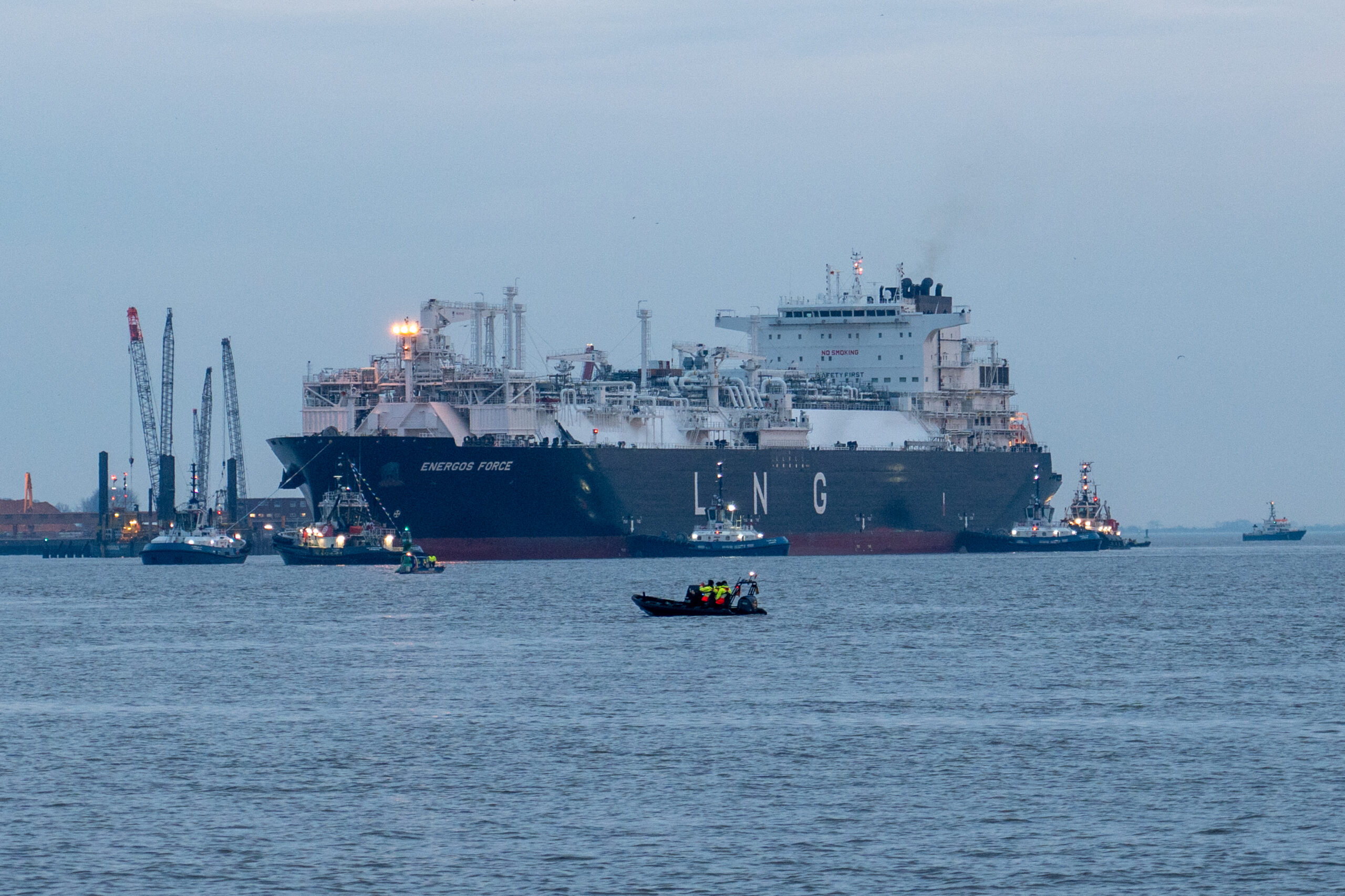 LNG-Tanker läuft in Elbe ein. Protestaktionen auf dem Wasser