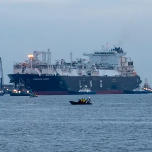 LNG-Tanker läuft in Elbe ein. Protestaktionen auf dem Wasser