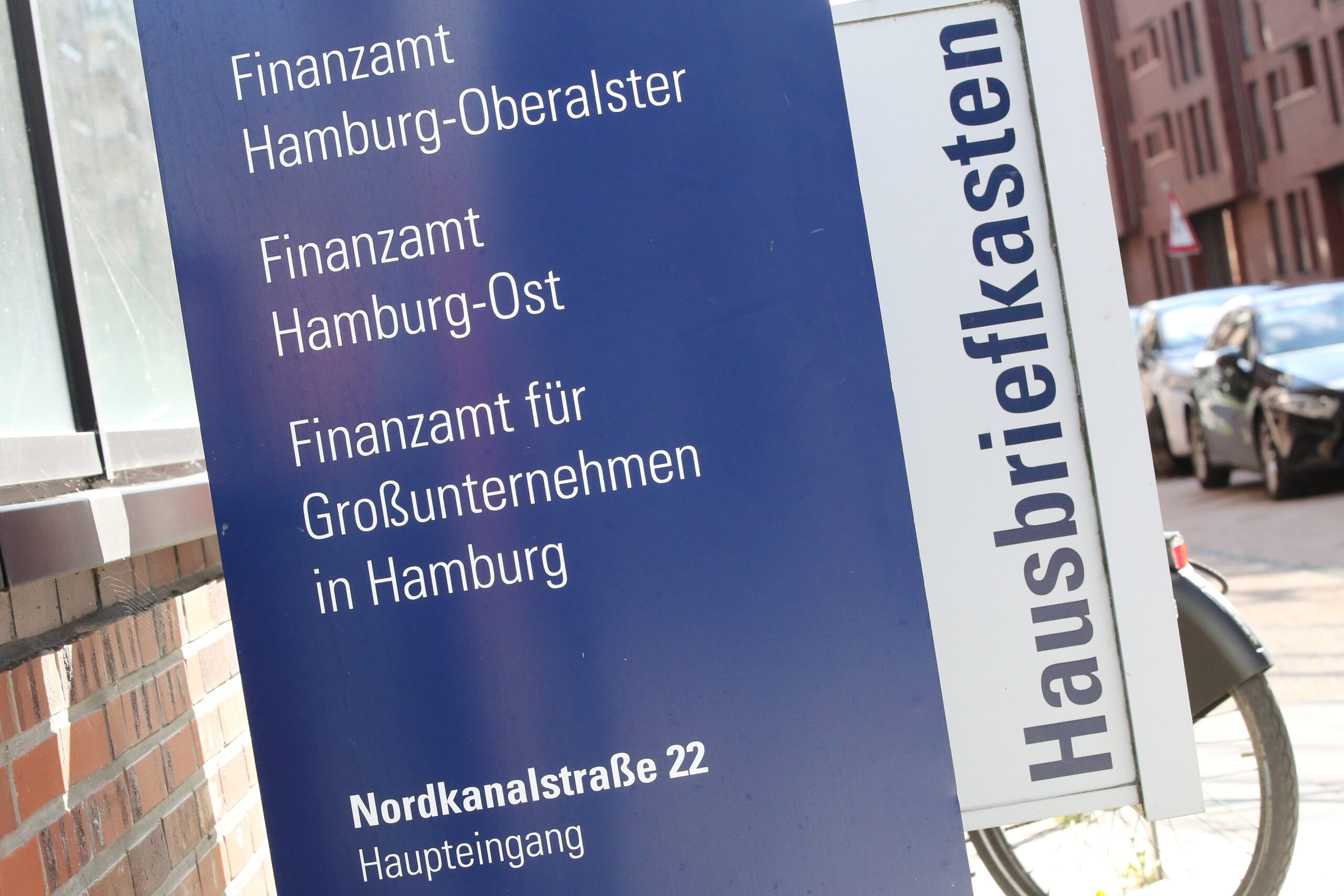 Auf einem Schild des Finanzamts Hamburg steht unter anderem "Finanzamt für Großunternehmen in Hamburg".