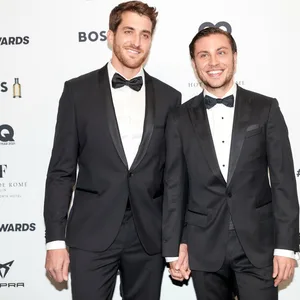 Jannik Schümann mit Partner Felix Kruck auf dem roten Teppich bei der Verleihung eines Awards.