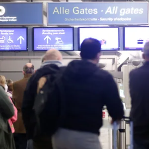 Menschen an der Sicherheitskontrolle
