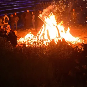 Osterfeuer in Blankenese, im Hintergrund auf der Elbe ein Ausflugsschiff
