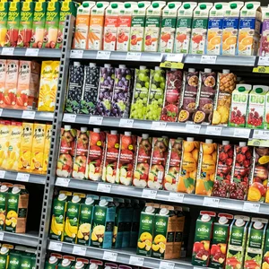 Ein Fruchtsaftregal eines Supermarkts.
