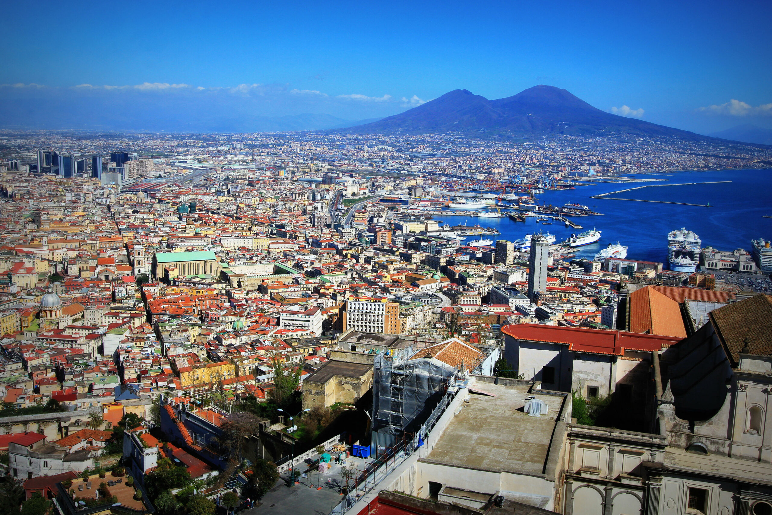 Unmittelbar neben dem Vesuv liegt die Großstadt Neapel mit rund 900.000 Einwohnern.