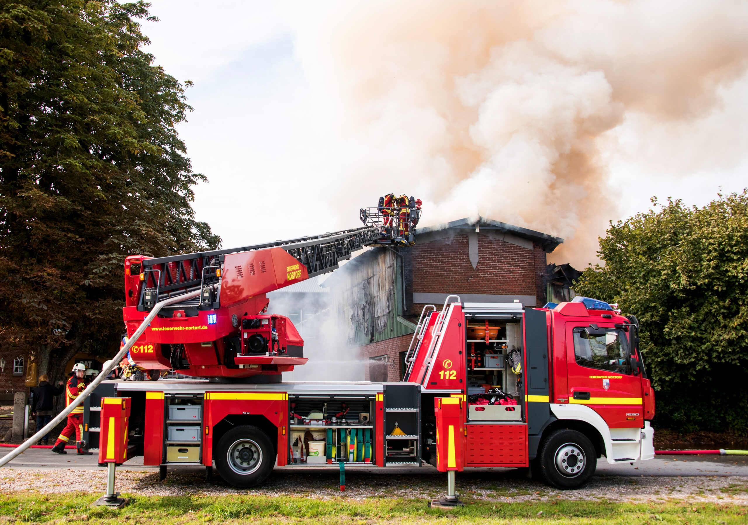 Groeinsatz bei Glückstadt – Feuerwehr rettet Rollstuhlfahrer aus brennendem Haus.