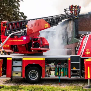 Groeinsatz bei Glückstadt – Feuerwehr rettet Rollstuhlfahrer aus brennendem Haus.