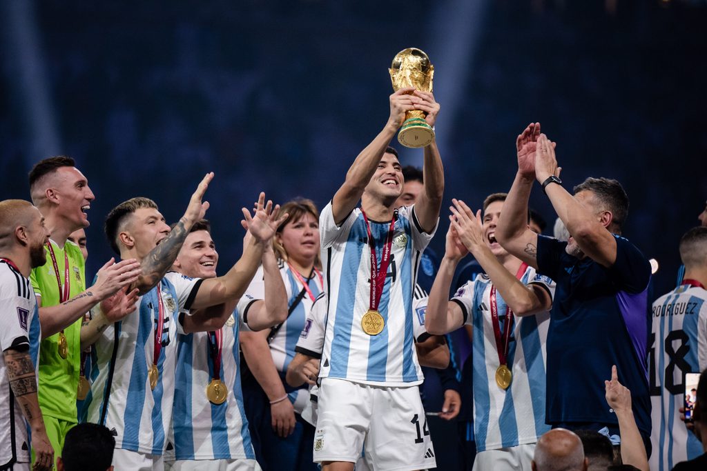Exequiel Palacios feiert den Gewinn der Weltmeisterschaft.