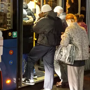 Diese Bilder sollen bald der Vergangenheit angehören: Ein voller Bus des Schienenersatzverkehrs für die U2/U4.