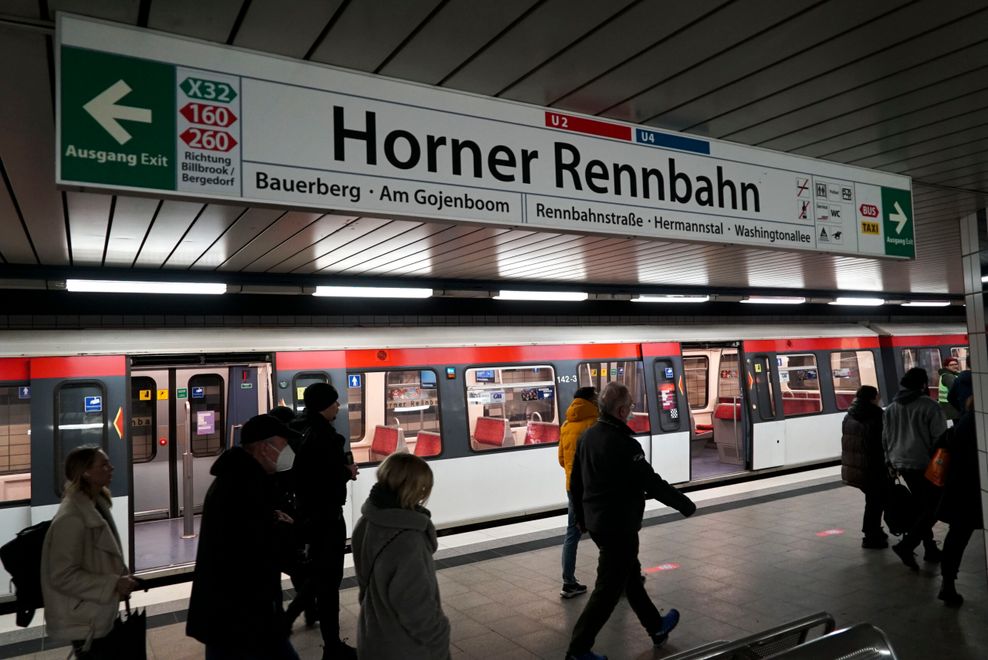 Fahgäste an der U-Bahn Station Horner Rennbahn
