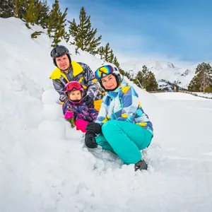 Eine Familie macht Skiurlaub in den Pyrenäen.