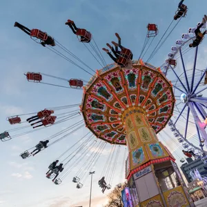 Kettenkarussell und Riesenrad auf dem Dom