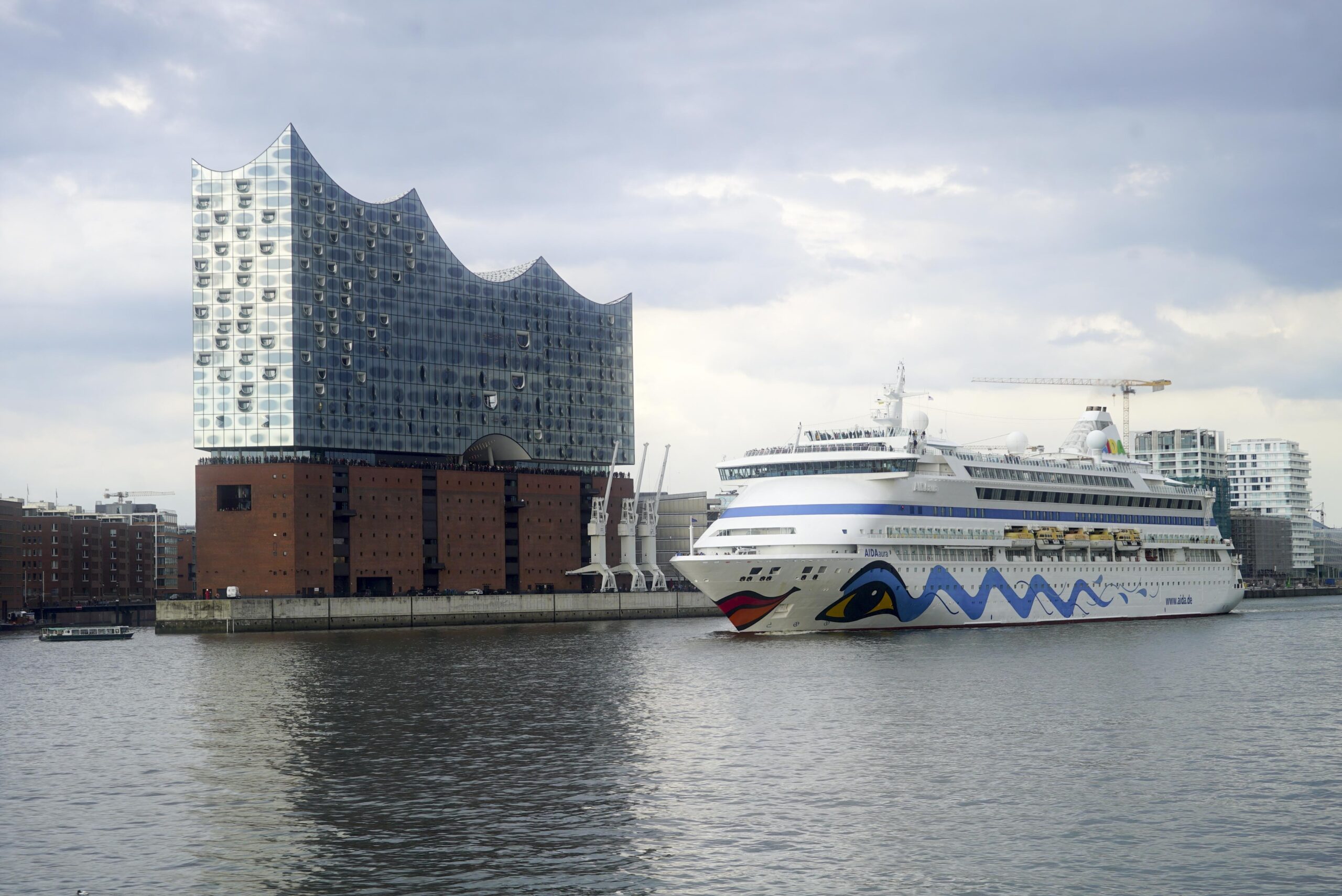 Ein Aida Kreuzfahrtschiff im Hamburger Hafen