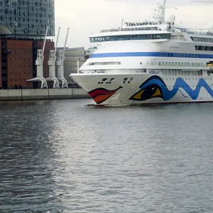 Ein Aida Kreuzfahrtschiff im Hamburger Hafen