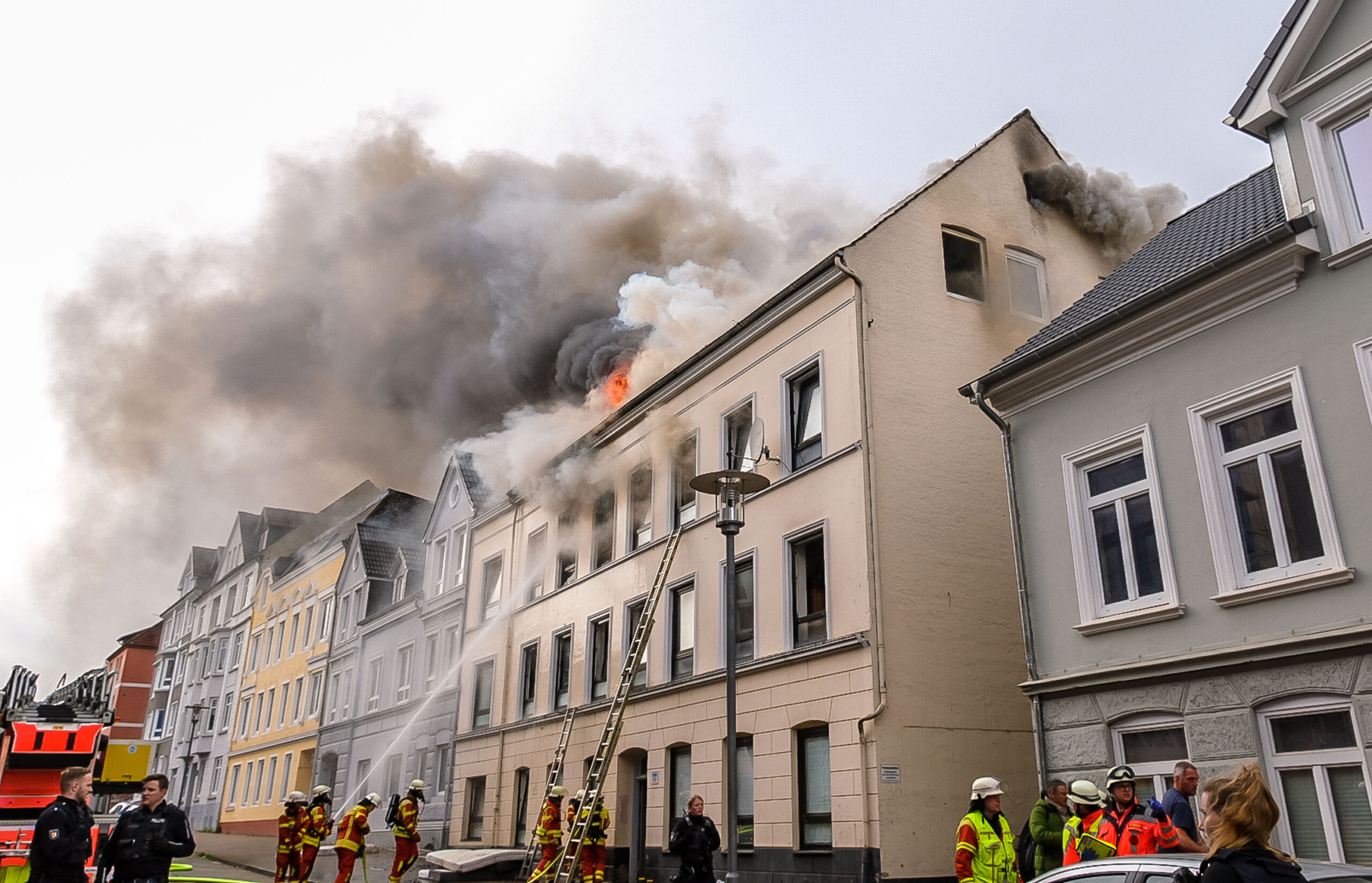 Die Feuerwehr bei Löscharbeiten an dem Haus in Flensburg