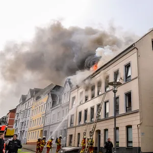 Die Feuerwehr bei Löscharbeiten an dem Haus in Flensburg
