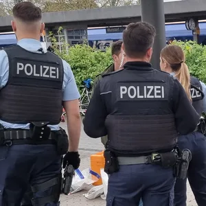 Polizisten stehen im Mai 2023 am Bahnhof Wunstorf in der Region Hannover. Zuvor war ein 35-Jähriger bei einem Streit mit einem Messer lebensgefährlich verletzt worden.