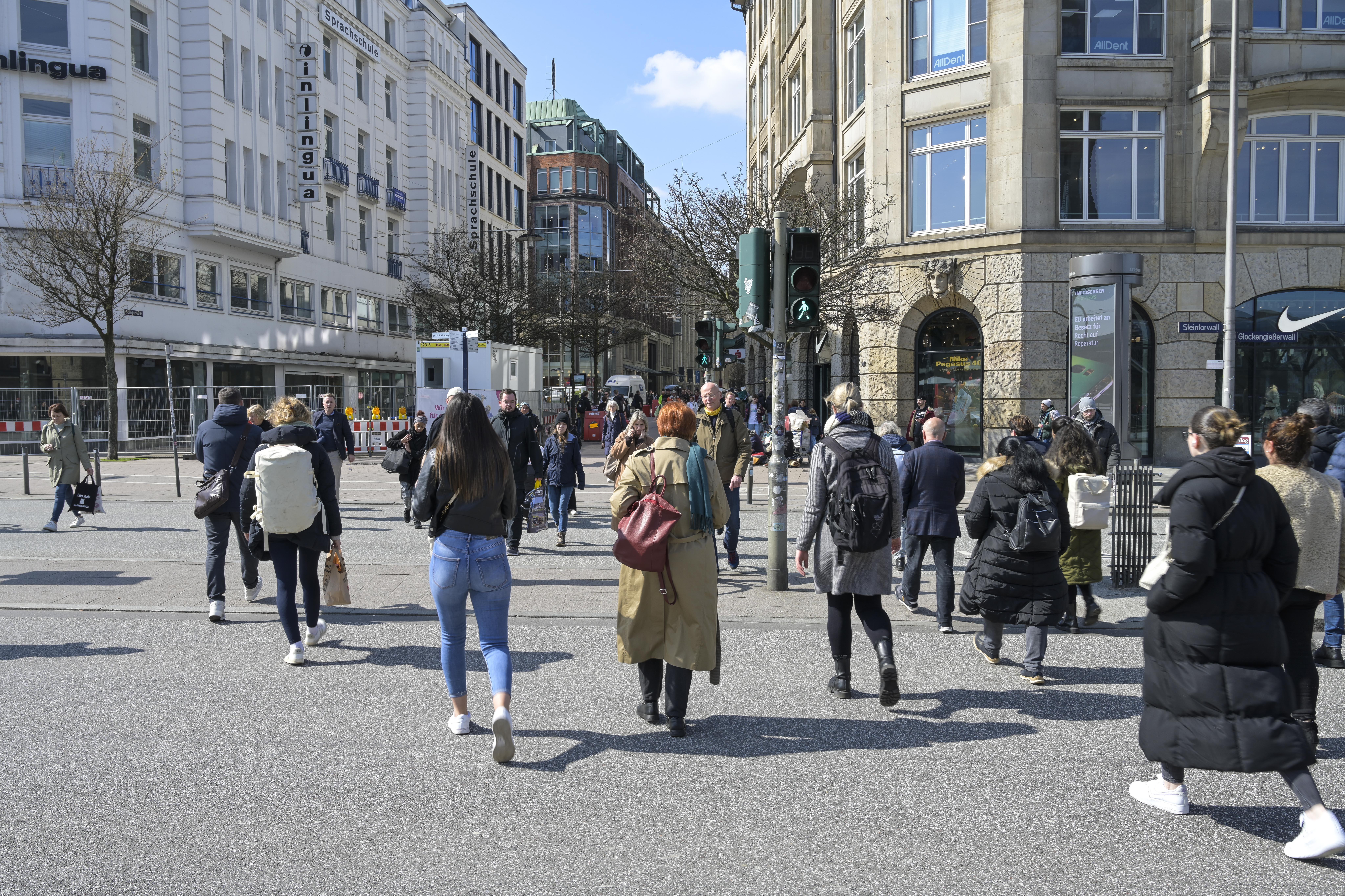 Passanten in der Innenstadt. Hamburg will künftig ein stadtweites Fußgängerkonzept entwickeln.