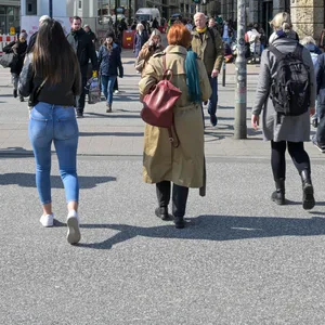 Passanten in der Hamburger Innenstadt (Symbolbild)