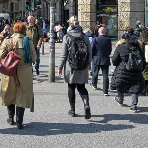 Passanten in der Innenstadt (Symbolbild)