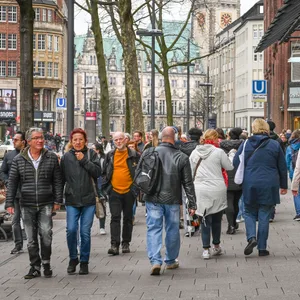 Die Mönckebergstraße, es sind viele Passanten unterwegs.