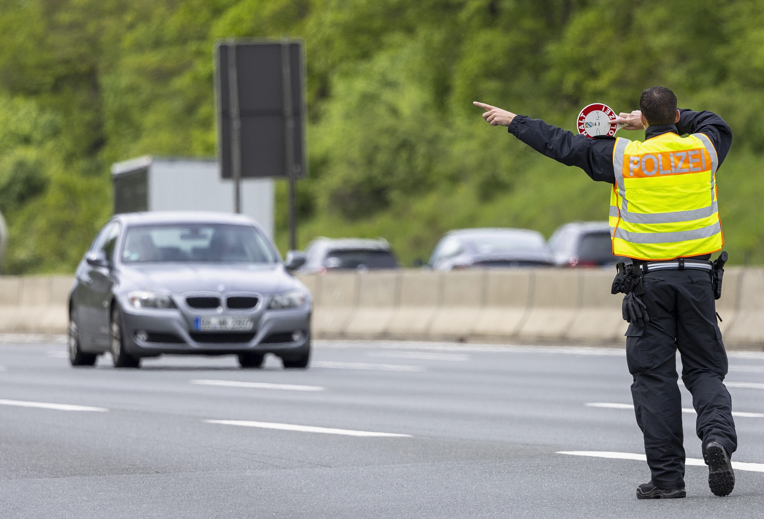 Ein Polizist während einer Verkehrskontrolle
