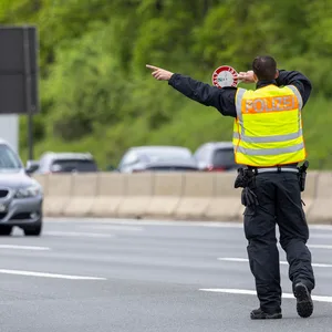 Ein Polizist während einer Verkehrskontrolle