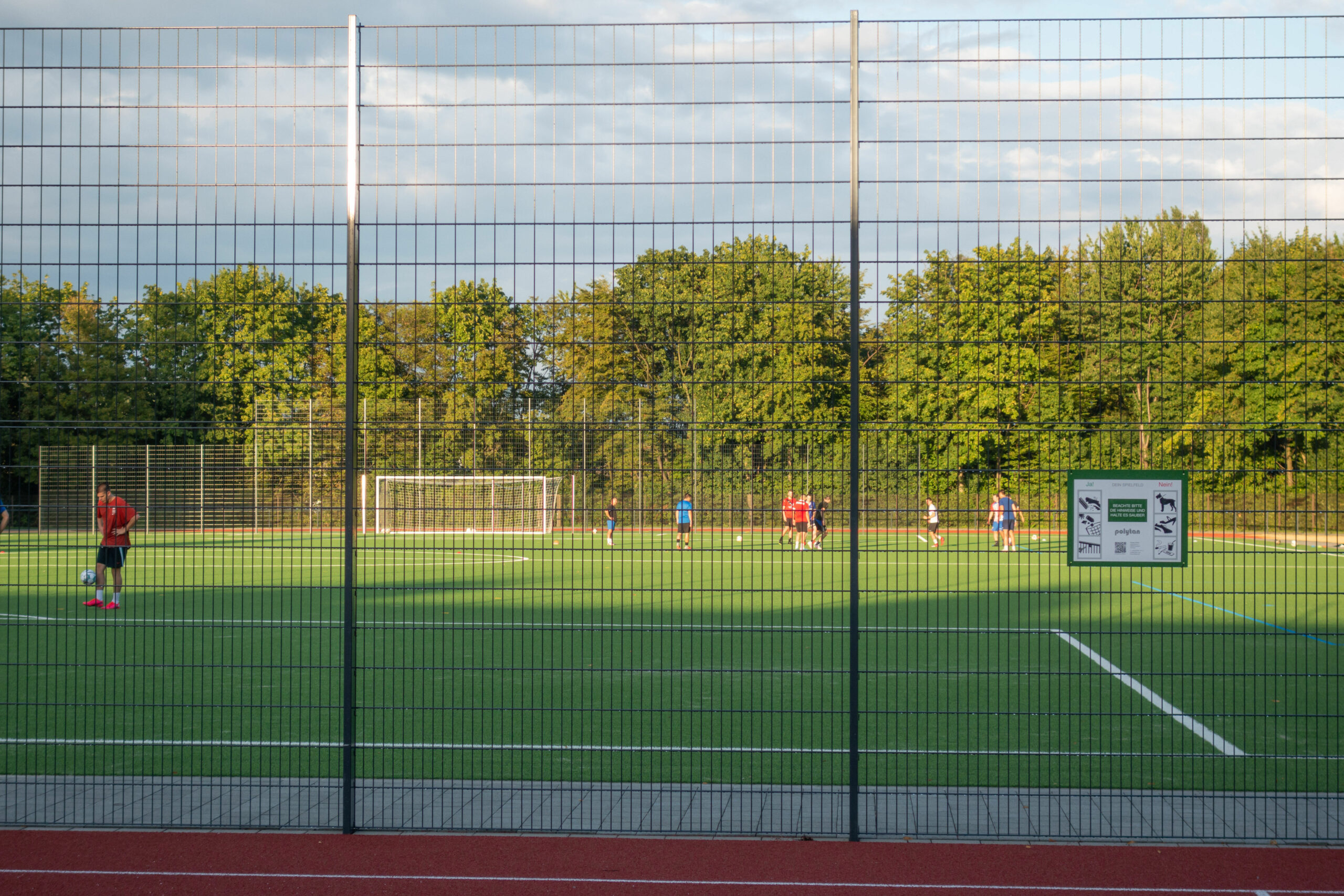 Hobby-Fußballer auf einem Kunstrasenplatz (Symbolfoto).