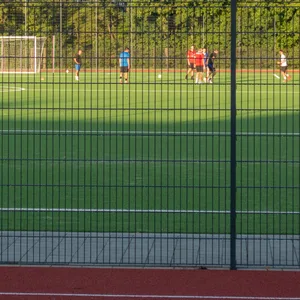 Hobby-Fußballer auf einem Kunstrasenplatz (Symbolfoto).