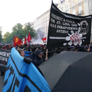 Teilnehmer demonstrieren gegen die Verurteilung der mutmaßlichen Linksextremistin Lina E. vor der Roten Flora