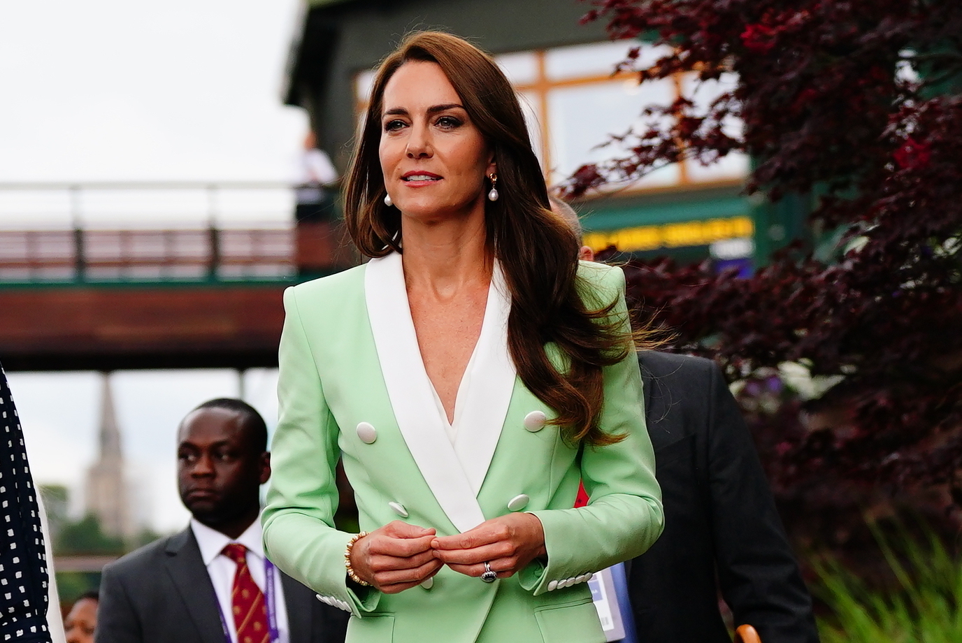 Prinzessin Kate bei den Wimbledon Championships, sie trägt einen hellgrünen Blazer mit weißem Revers.