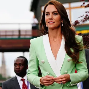 Prinzessin Kate bei den Wimbledon Championships, sie trägt einen hellgrünen Blazer mit weißem Revers.