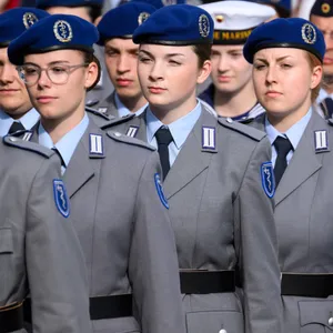Rekrutinnen und Rekruten kommen zum feierlichen Gelöbnis von etwa 400 Rekrutinnen und Rekruten auf dem Paradeplatz des Bundesministeriums der Verteidigung.