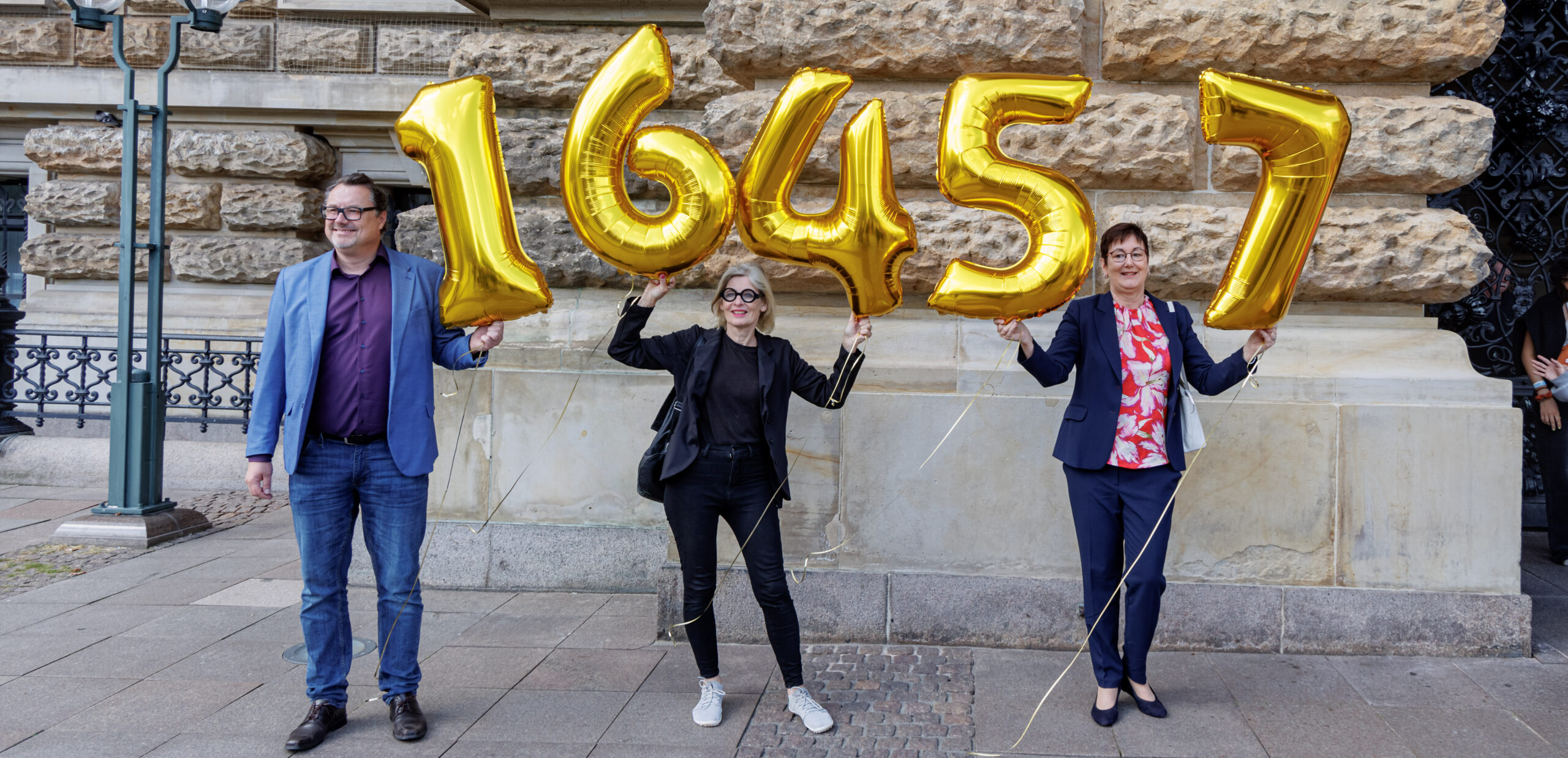 Juli 2023: Mitglieder der Volksinitiative „Schluss mit Gendersprache in Verwaltung und Bildung“ übergeben 16457 Unterschriften im Rathaus.