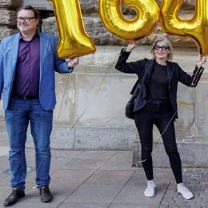 Juli 2023: Mitglieder der Volksinitiative „Schluss mit Gendersprache in Verwaltung und Bildung“ übergeben 16457 Unterschriften im Rathaus.