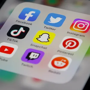 Detailansicht eines Smartphones mit Apps für soziale Medien.