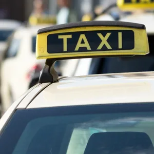 Schild eines wartenden Taxis an einem Taxistand in Hamburg