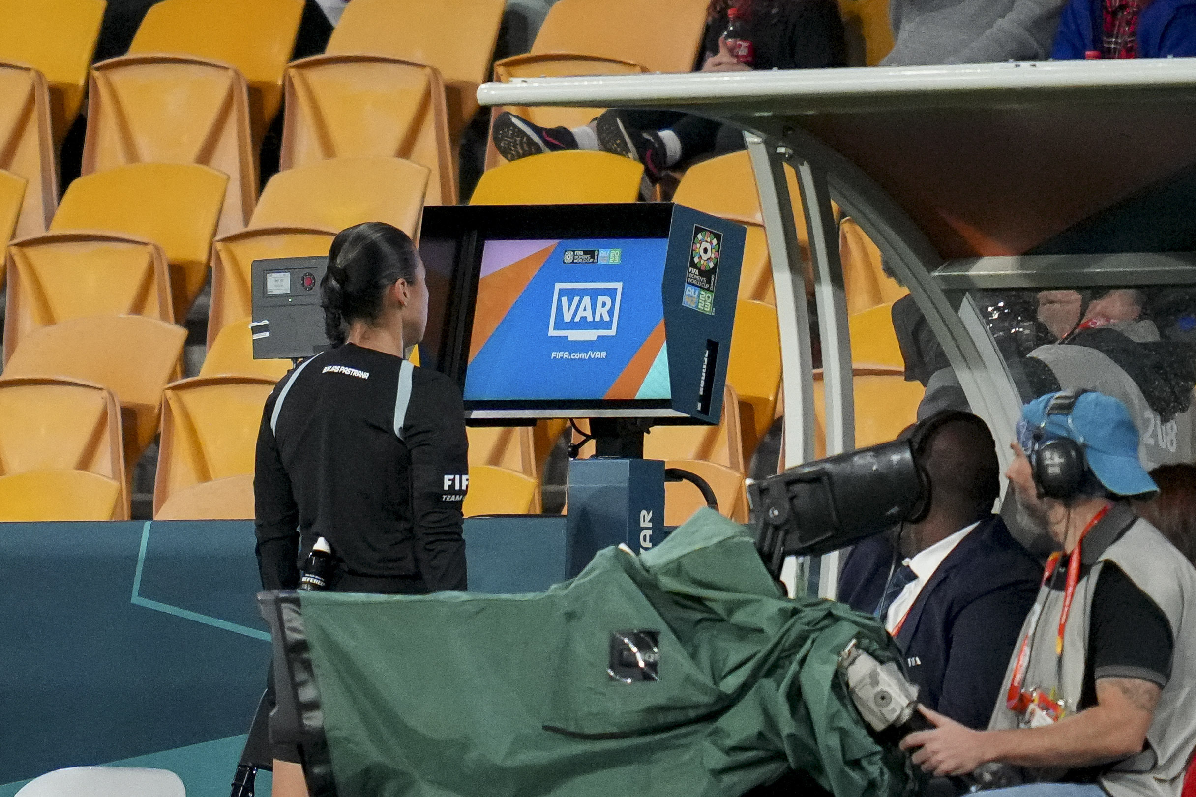 Schiedsrichterin Melissa Borjas steht vor dem VAR-Monitor am Spielfeldrand.