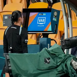 Schiedsrichterin Melissa Borjas steht vor dem VAR-Monitor am Spielfeldrand.