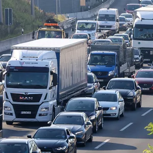 Fahrzeuge stauen sich auf der Autobahn A7 in Richtung Norden vor dem Dreieck Hamburg-Nordwest.