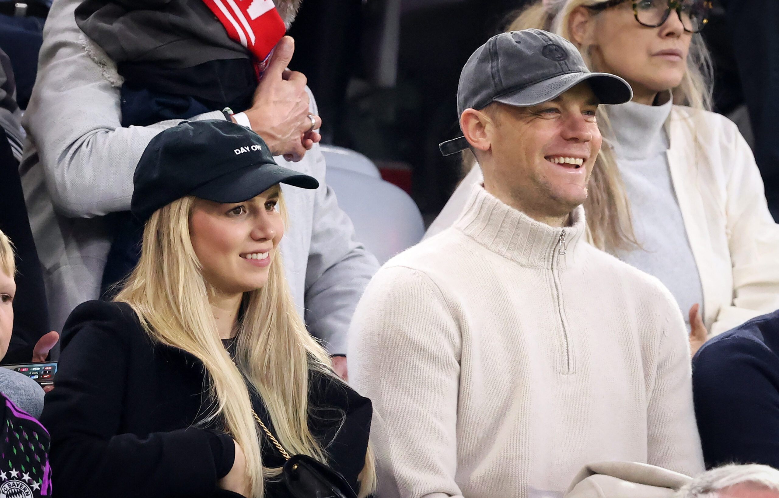 Manuel Neuer und seine Frau Anika lachen zusammen bei einem Event.