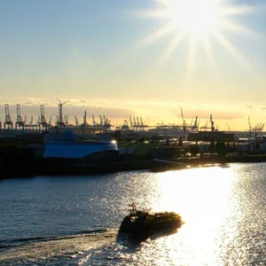 Ausblick über den Hamburger Hafen, Panorama, Sonnenuntergang.