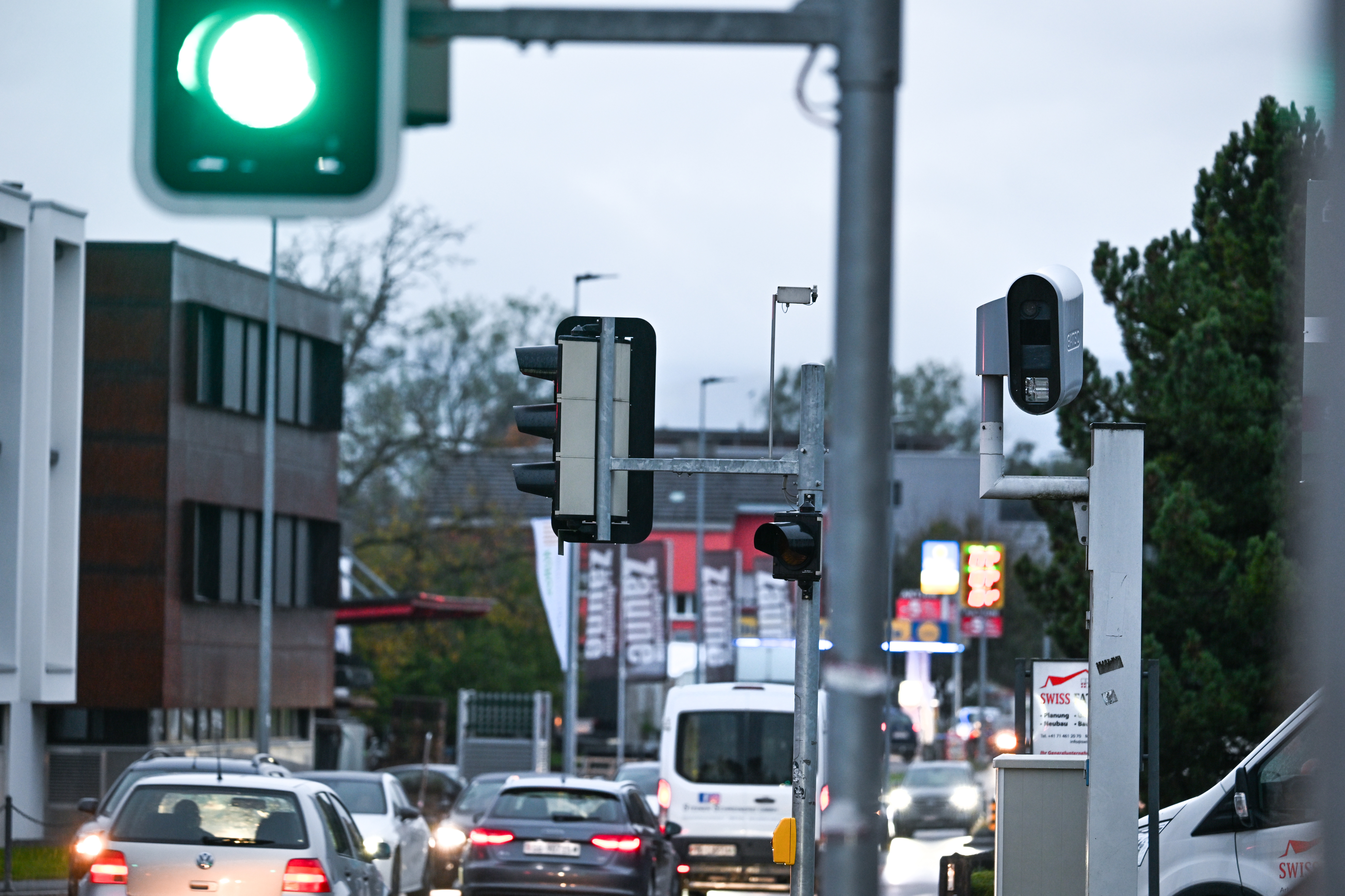 Eine Radarfalle steht an einer Kreuzung. Deutschland und die Schweiz wollen Temposünder und Falschparker strenger verfolgen.