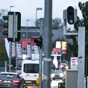 Eine Radarfalle steht an einer Kreuzung. Deutschland und die Schweiz wollen Temposünder und Falschparker strenger verfolgen.