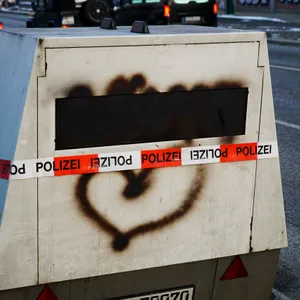 Unbekannte haben einen Blitzer-Anhänger mit Farbe besprüht (Archivbild).