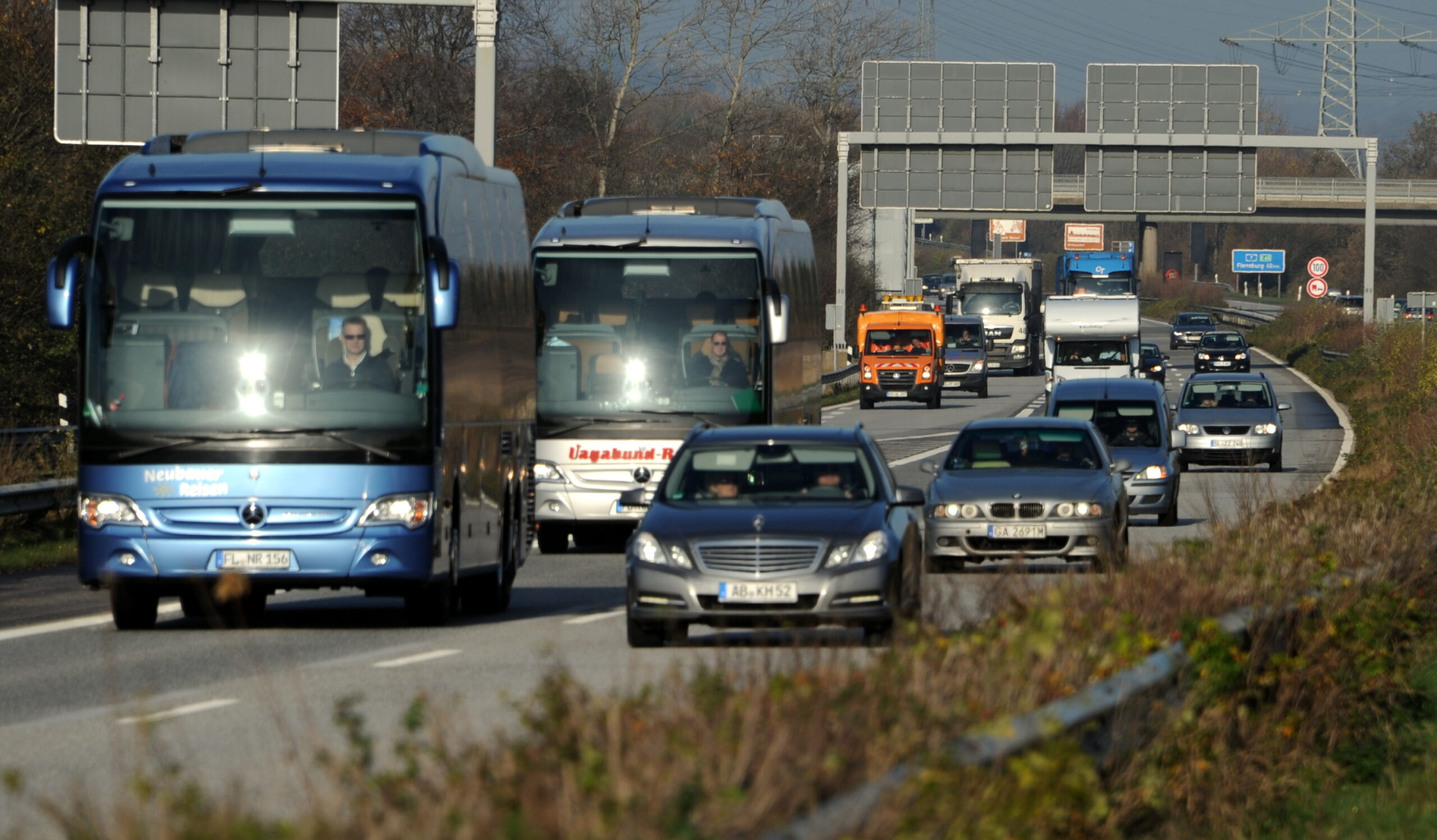 Busse und Personenwagen fahren bei Rendsburg auf der A7.