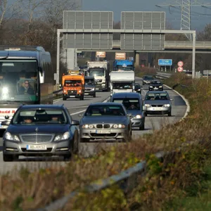 Busse und Personenwagen fahren bei Rendsburg auf der A7.