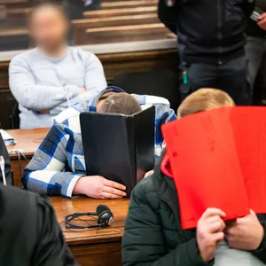Die beiden Angeklagten im Gerichtssaal